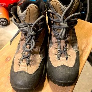 Vasque Women’s Gor-tex Hiking Boots - Size 8